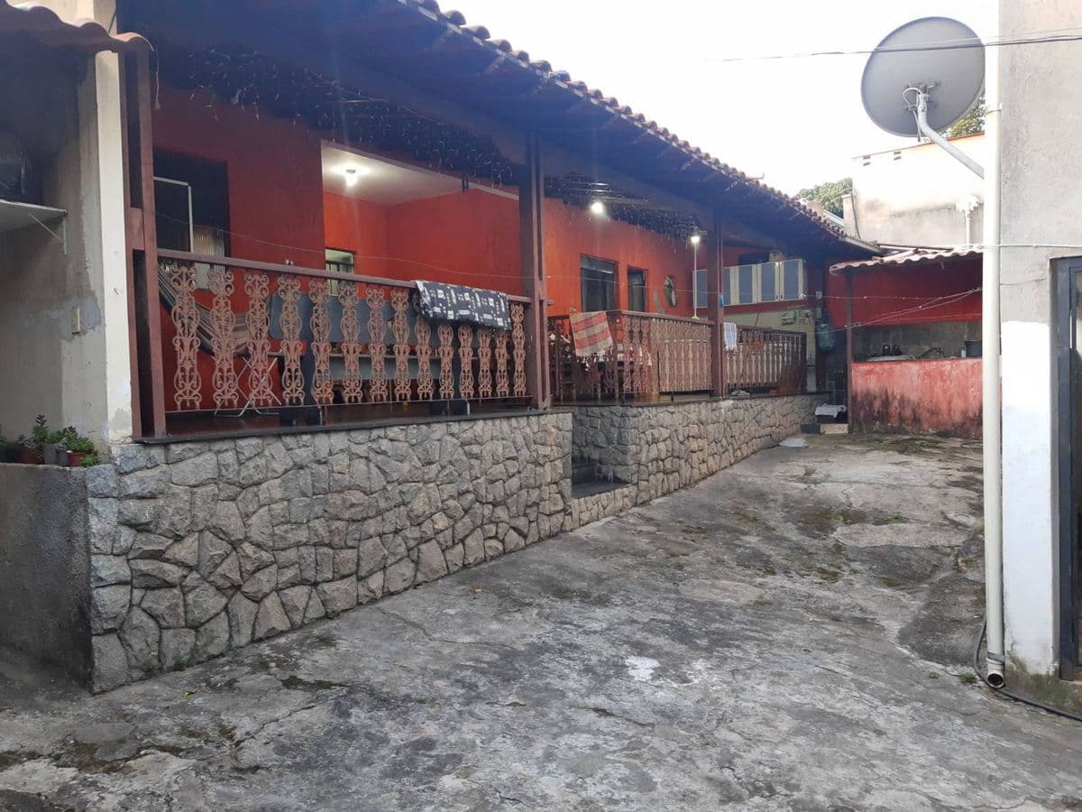Duas casas e duas lojas - excelente localização
